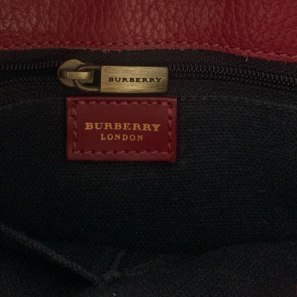 Burberry Handbag
Luxurious red/beige
calf leather
Unique front toggle fastener - Picture 2 of 10